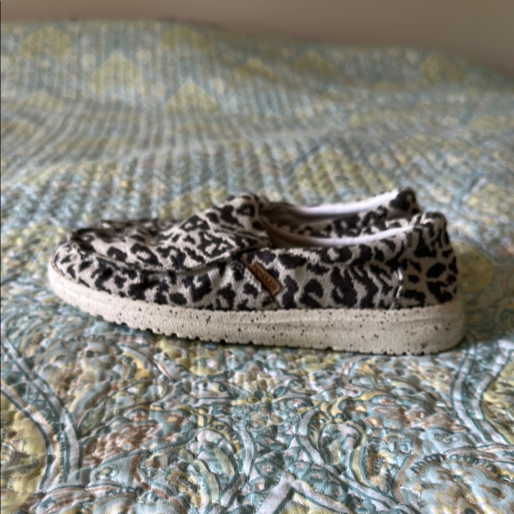 Leopard print Hey Dudes women size 7
